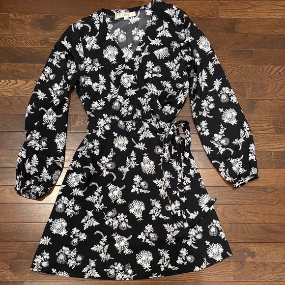 LOFT Dresses & Skirts - Ann Taylor LOFT Black White Floral Wrap Dress Size 0 Long Sleeve Mini Workwear
